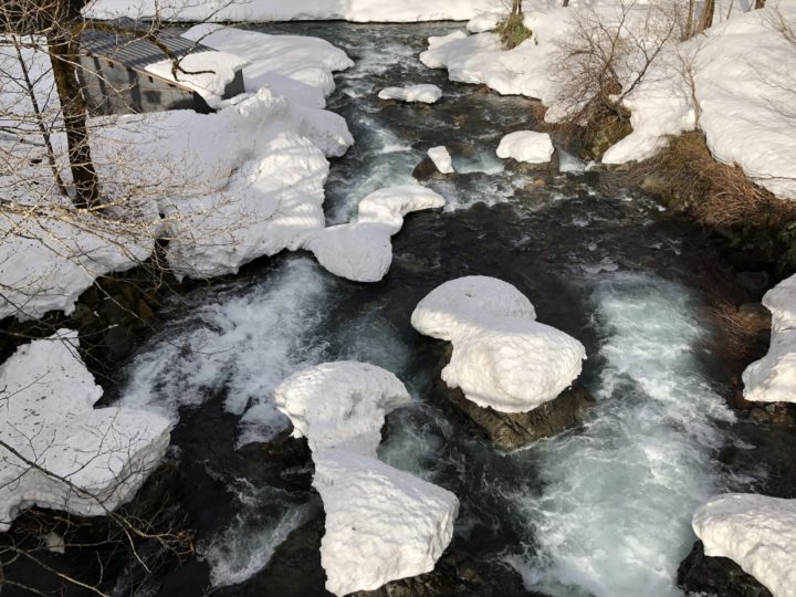 【写真】雪解けの頃しかみられないこのエメラルドグリーンが、春の訪れを教えてくれるかのように下流のまちへと流れ込んでいく。なお、石徹白川は九頭竜川水系の河川なので福井を通り日本海へと流れ込んでいる。