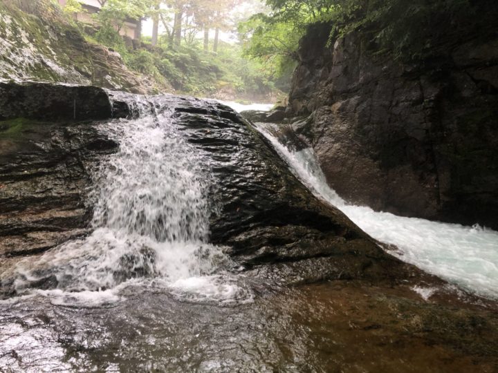 【写真】大きな岩の上をうねるように流れる水